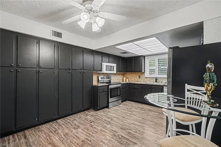 215  Cypress E WAY, Naples, FL 34110