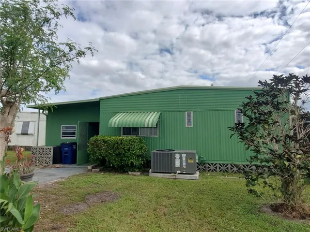 Low cost living in Paradise! Monthly fee includes recreational amenities and common grounds maintenance.