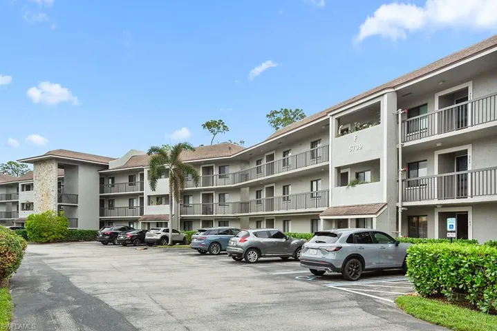 5709  Gage  LN, Naples, FL 34113