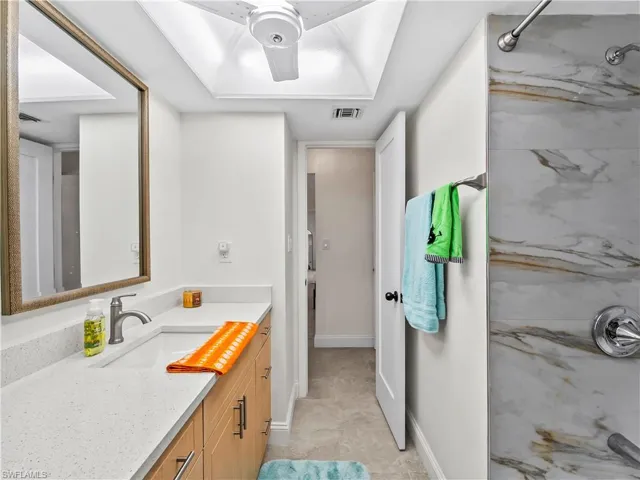 Bath_2903rdSt_BonitaSprings_WalkInShower_Corner.jpg
