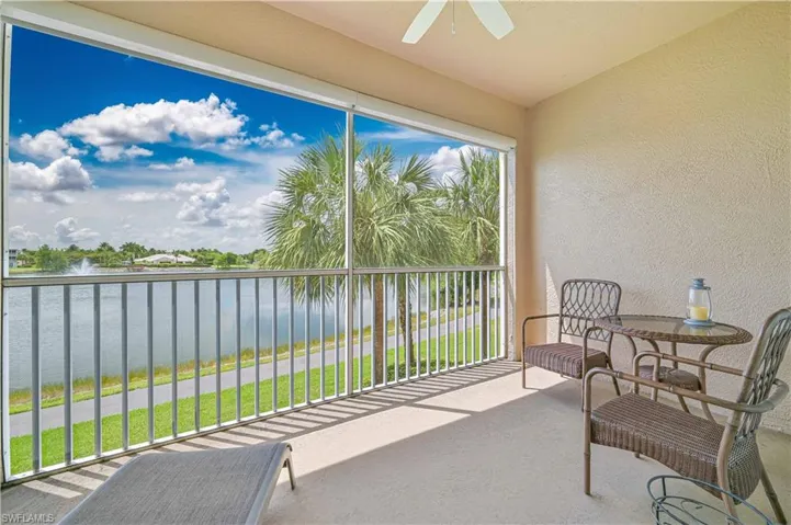 Screened balcony with textured walls, a ceiling fan, and concrete flooring
