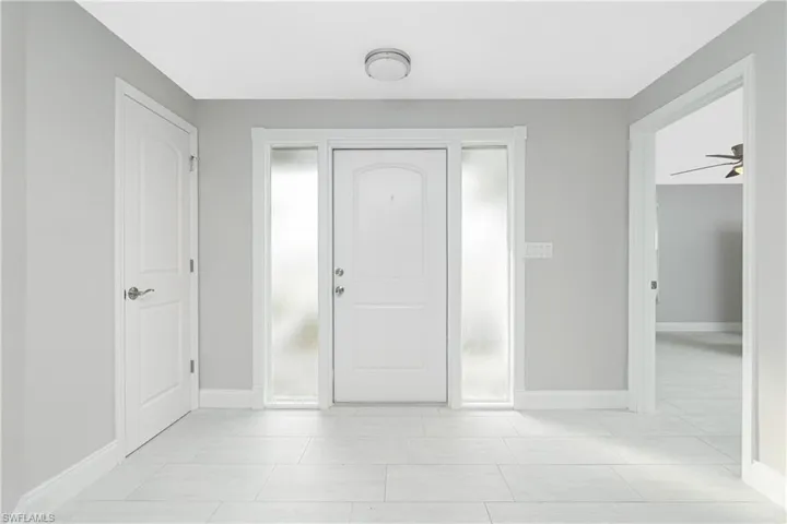 Entryway featuring ceiling fan