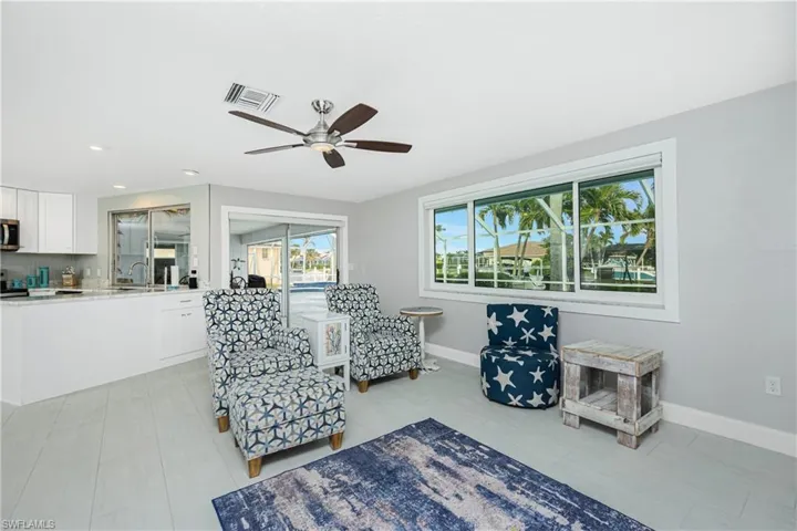 Sitting room with sink and ceiling fan