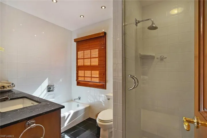 2nd Master En-suite w/separate tub/shower