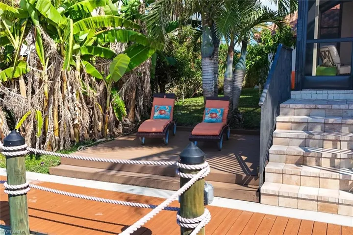 Additional sun/shade deck overlooking dock & Spreader