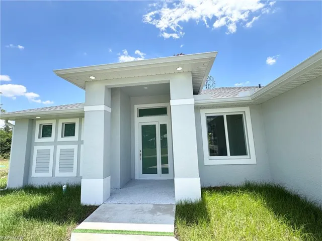 View of exterior entry with stucco siding
