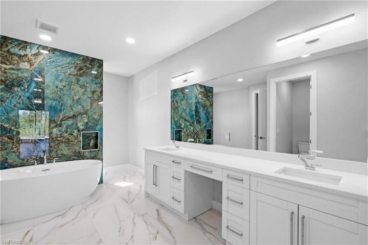 The breath taking immense Master Bathroom
