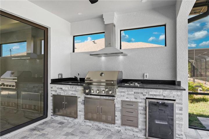 Florida lifestyle full Outdoor Kitchen