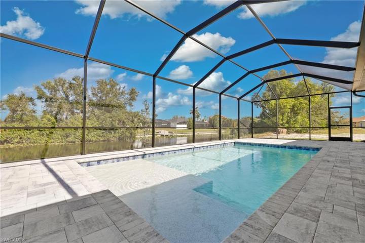 Mega size Pool with Beach & Bubbler