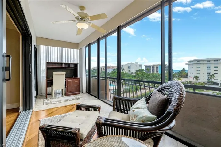 Sunroom with ceiling fan