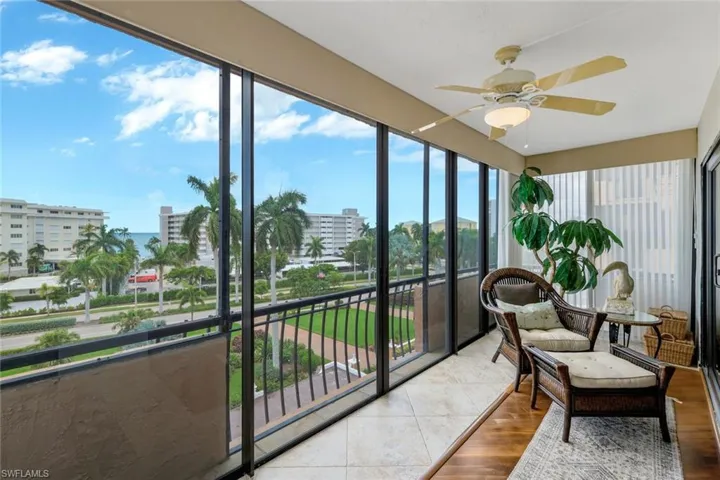 Sunroom with ceiling fan