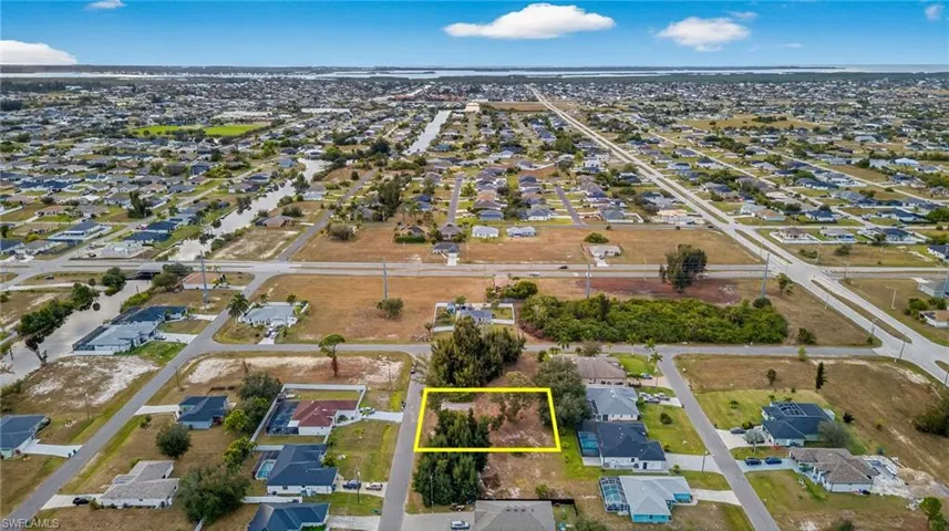Aerial view of residential area featuring property parcel outlined