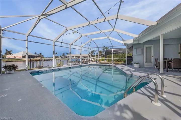 Screened swimming pool with integrated lighting