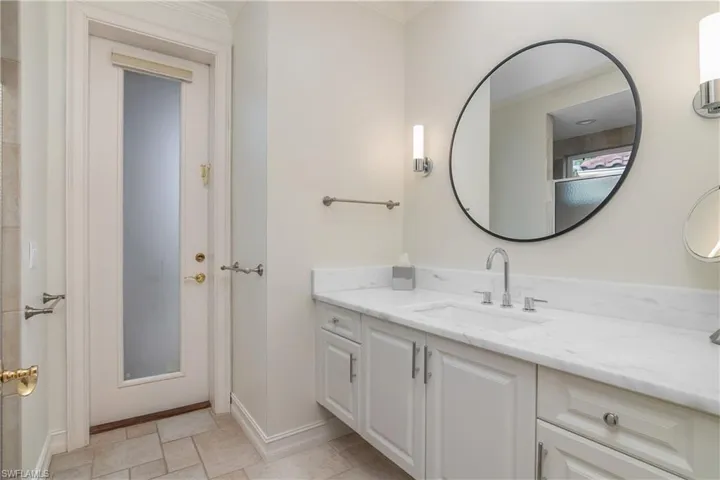 Ensuite to Guest Bedroom 3 and to Pool