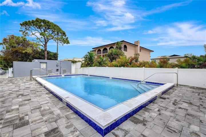826  Wiggins Pass  RD, Naples, FL 34110