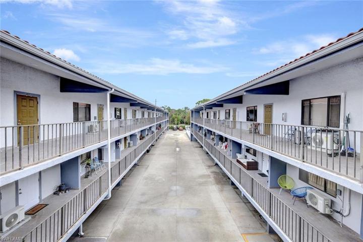 826  Wiggins Pass  RD, Naples, FL 34110