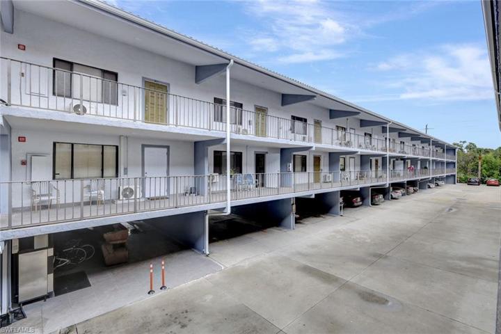 826  Wiggins Pass  RD, Naples, FL 34110