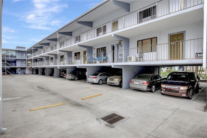 826  Wiggins Pass  RD, Naples, FL 34110