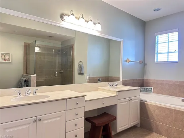 Primary Dual Sinks and large Soaker Tub