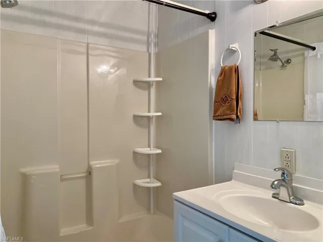 FULL BATHROOM - 1st FLOOR