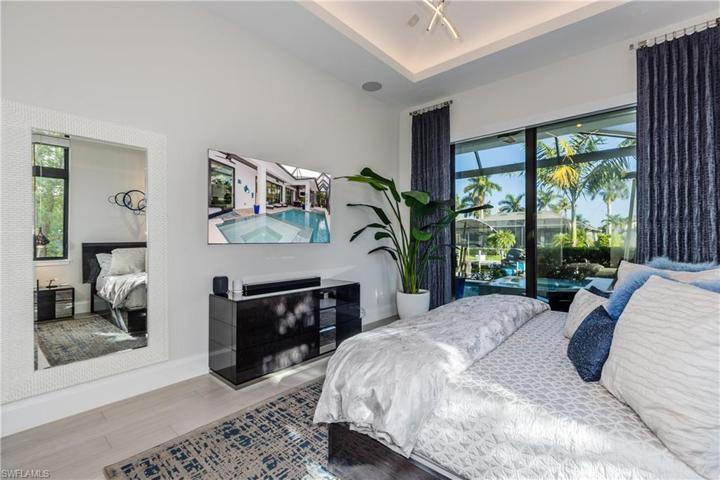 Primary bedroom with direct access to pool/spa and Lanai!