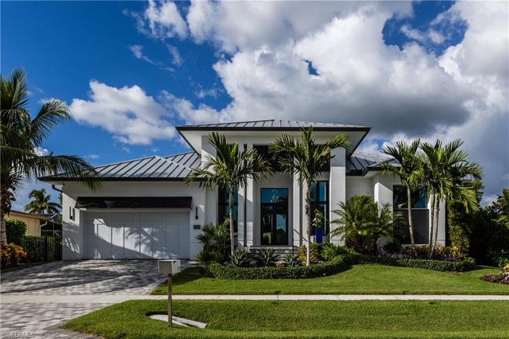 Beautiful curb appeal!