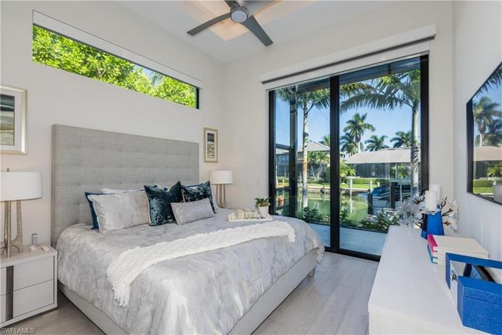Guest Bedroom with access to Lanai, pool/spa!