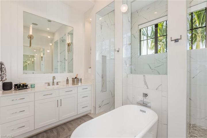 Beautiful stand alone tub just add the bubbles!