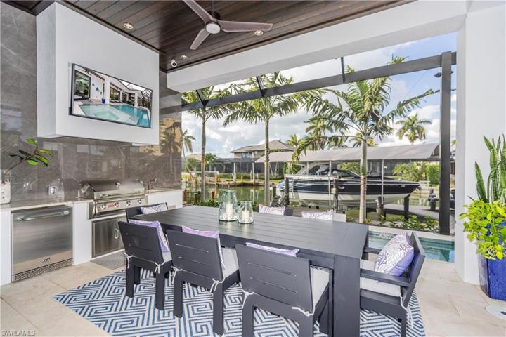 Ample Dining for entertaining!