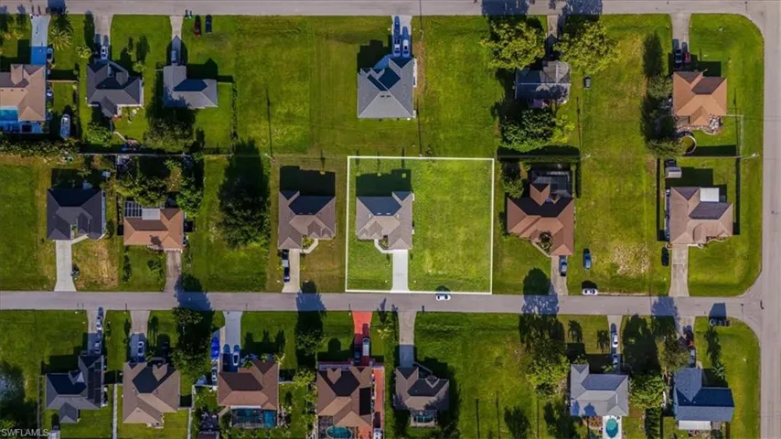 Aerial view of residential area featuring property parcel outlined