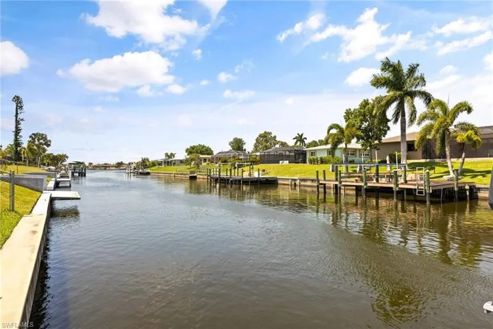 The canal leads straight out to river in just minutes!  Location, location!!!