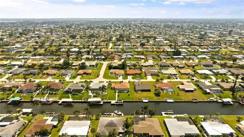canal homes close to everthing