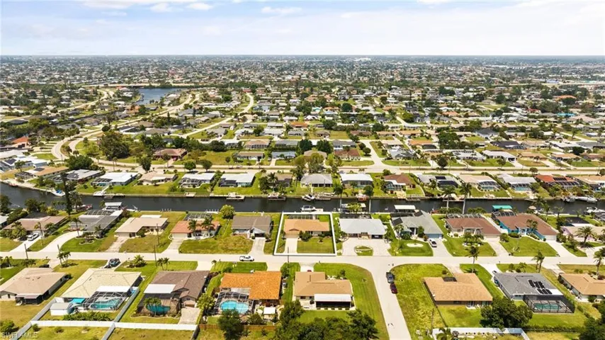 Great location near downtown Cape Coral, super convenient to the Veterans bridge to Ft Myers & Sanibel island!  Only minutes by boat!
