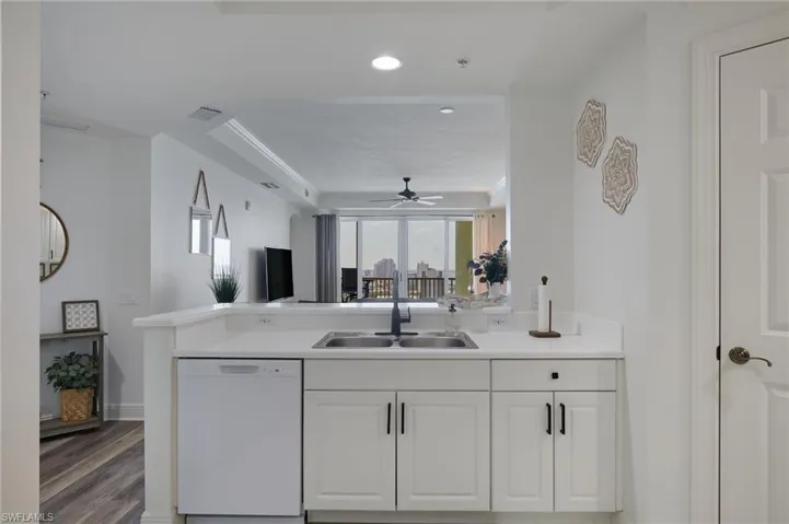 Light and bright kitchen