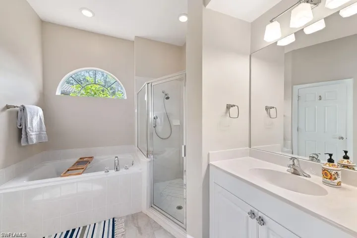8963 Appaloosa Ct, Naples, Florida 34113
