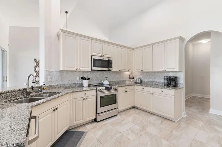 8963 Appaloosa Ct, Naples, Florida 34113