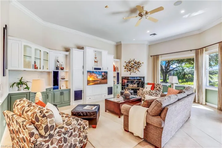 Family room w/built-ins