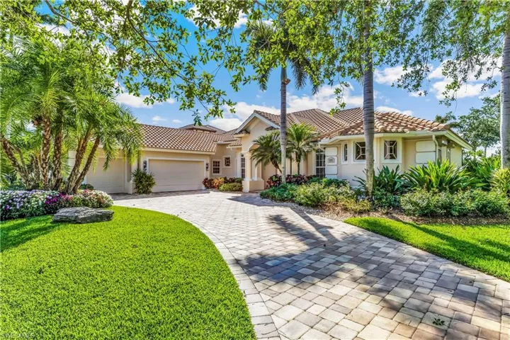 Great curve appeal - over-sized 3 car side garage