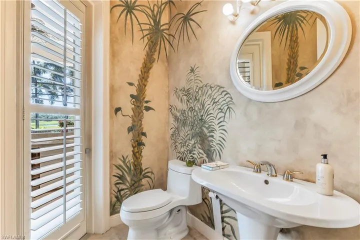 Pool bath / powder room