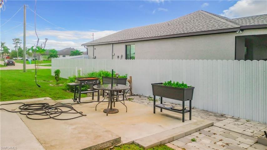 1823 SW 16th TER, CAPE CORAL FL 33991
