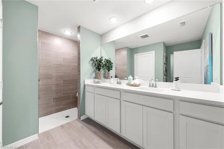 909 NE 4th  PL, Cape Coral, FL 33909