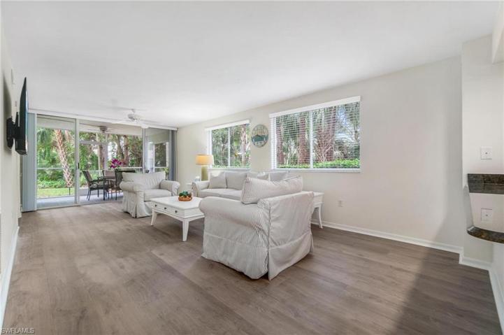 Very spacious living