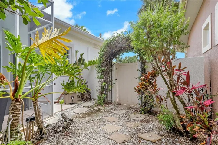 516 Eagle Creek Dr, Naples, Florida 34113