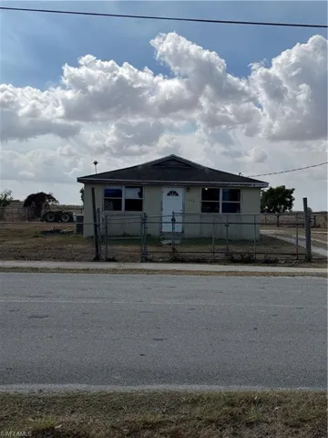 View of front facade featuring a gate and a fenced front yard