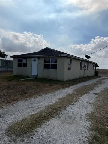 Ranch-style house featuring driveway