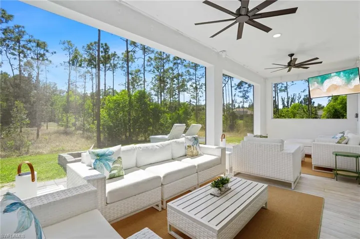 Sunroom / solarium with ceiling fan