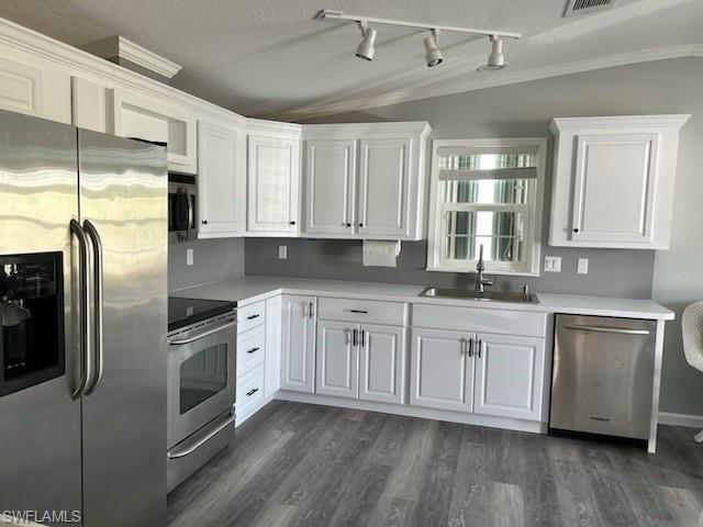 Beautiful Kitchen with dishwasher and Microwave