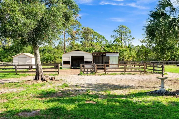 View of yard featuring an outbuilding