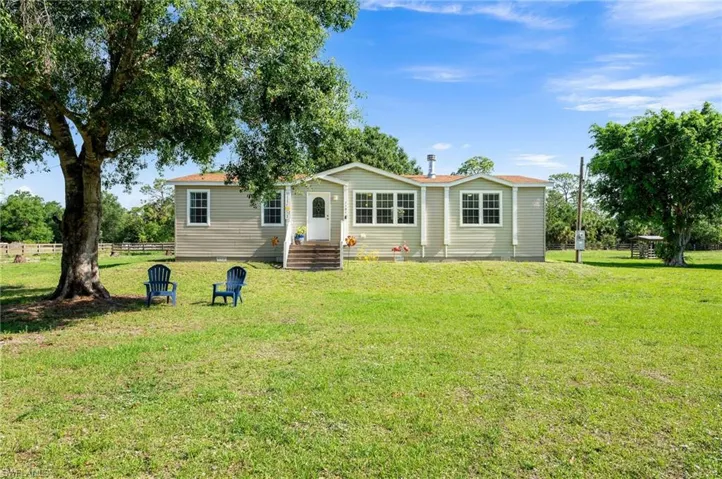 View of front of house featuring a front yard