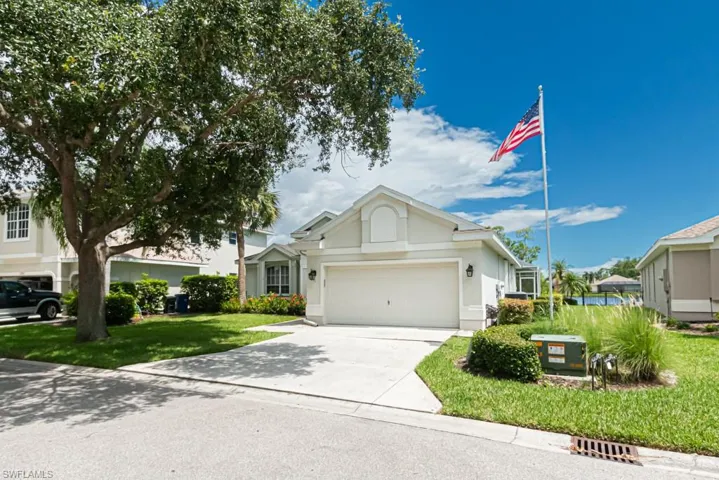 View of front facade featuring a garage and a front yard